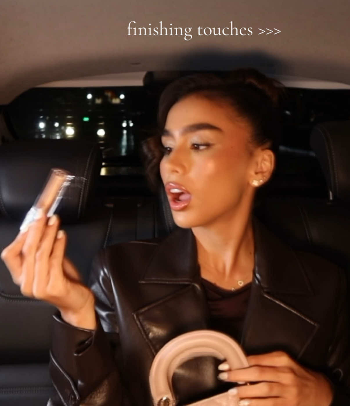 yo siempreee!!! 🤭 confirmen amigas que lo últimos toques antes de salir siempre son en #YangoBolivia 💋💋💋