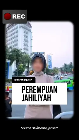 Dulu, di masa jahiliyah, perempuan keluar rumah dengan tabarruj, berdandan berlebihan, memakai perhiasan mencolok, bukan karena ingin cantik… tapi ingin dilihat. Dan Al-Qur’an menegur dengan lembut tapi tegas: “Janganlah kamu berhias dan bertingkah laku seperti orang-orang jahiliyah dahulu.” 📖 (QS. Al-Ahzab [33]: 33) Sebab kecantikan sejati bukan yang memancing pandangan, tapi yang menundukkan pandangan. Islam tidak melarang perempuan tampil indah, tapi mengajarkan untuk siapa keindahan itu ditunjukkan. Karena yang Allah cintai bukan wajah yang dipoles, melainkan hati yang dijaga. . #barengquran #kajianislamic #dakwah #ustadzadihidayat #fypシ゚ 