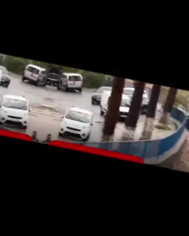 İzmir Foça’da etkili olan sağanak yağmurun ardından sokakları ve caddeleri sel bastı. #SONDAKİKA #Türkiye #İzmir #Haber