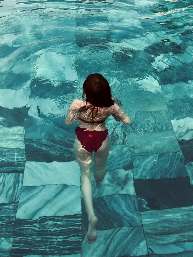 Đừng vì nhìn thấy người khác toả sáng mà tự cho rằng bản thân mình mờ nhạt.