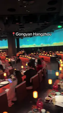 Vua chúa cũng chỉ đến thế thôi :))) Cuối cùng cũng đu được trend này và ăn kẹo hồ lô 🙆‍♀️ #gongyanhangzhou #hangzhou #gongyan 