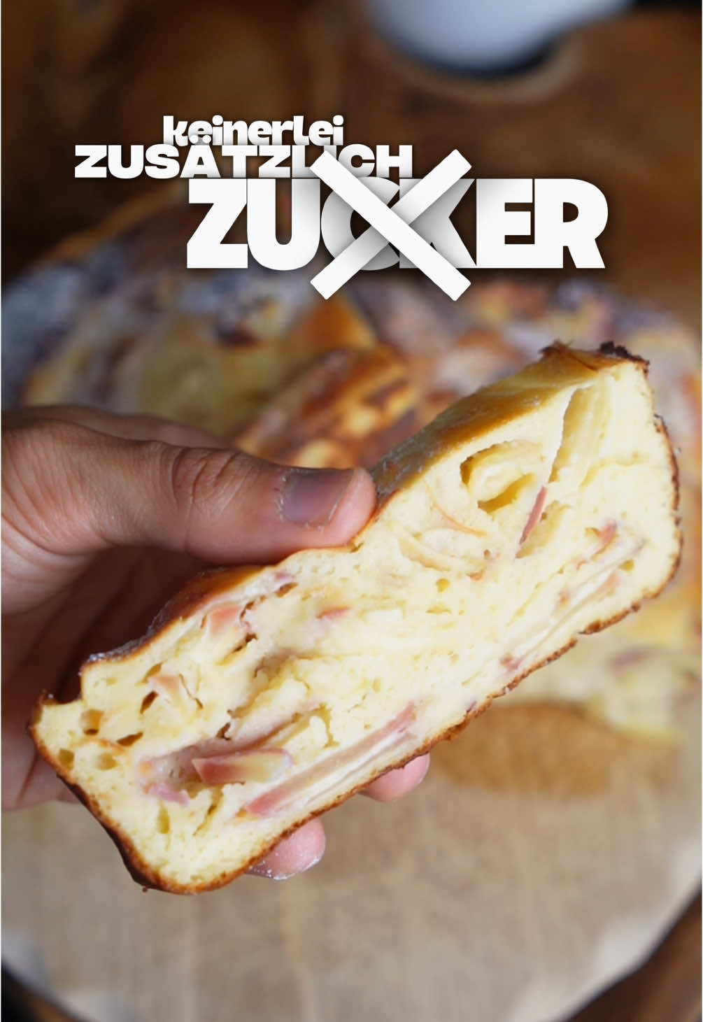 ZUM REZEPT ⬇️ . . ❤️🧡💛 Wenn euch meine Rezepte gefallen und ihr mich unterstützen wollt,  dann könnt ihr gerne bei PROZIS den  Rabattcode: ❗️👉🏼NOEL👈🏼❗️ benutzen um immer Rabatte und Gratis Produkte zu erhalten  ❤️🧡💛 *ANZElGE . . . 🥗🍳🥑 Nährwerte (alles insgesamt)  1696kcal, 182g K, 114g E, 51g F 🥗🍳🥑 . . . ⚖️🔢⏳⏲️ Mengenangaben: . - 150g Dinkelmehl  - 4 verquirlte Eier  - 70g Halbfett Margarine (39% Fett) - 50g Whey Protein - zB Vanille    (Real Whey l erhältlich bei Prozis - Code: NOEL) - 300g Skyr  - 60g Erythrit - Süßungsmittel  - 6g Backpulver (vergessen im Video zu erwähnen)   . - 3 in Ringe geschnittene Äpfel  . ⚖️🔢⏳⏲️ . BACKOFEN: 180 Grad O/U-Hitze ~ 40min .  . . . . . . . . #highprotein #lecker #eiweiß #protein #leckerschmecker #essen #mealprep #eiweiss #rezept 