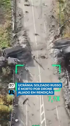 Um soldado russo foi morto por um drone do próprio exército durante uma tentativa de rendição no sul da Ucrânia, segundo informações divulgadas nesta semana pelo comando das Forças de Defesa do país. No vídeo, publicado em um canal no Telegram, o militar aparece caminhando sozinho por uma estrada deserta. Em determinado momento, ele levanta as mãos, gesto interpretado como um sinal de rendição. Segundos depois, o homem é atingido por um artefato explosivo lançado por um drone, e uma forte explosão ocorre em seguida. Após o fogo se dissipar, é possível ver fumaça saindo do corpo imóvel no chão. ➡️ Leia mais em R7.com. O link está na bio. #PortalR7 #R7 #JR24H #JornalDaRecord (🎥: Reprodução/Telegram/Forças de Defesa do Sul da Ucrânia)