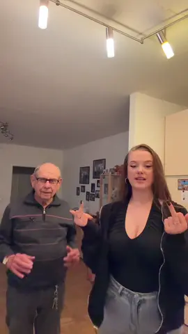 Grandpa got the moves💃🏻🔥 #treanding #foryou #electronicmusic #grandpa #viralvideo 