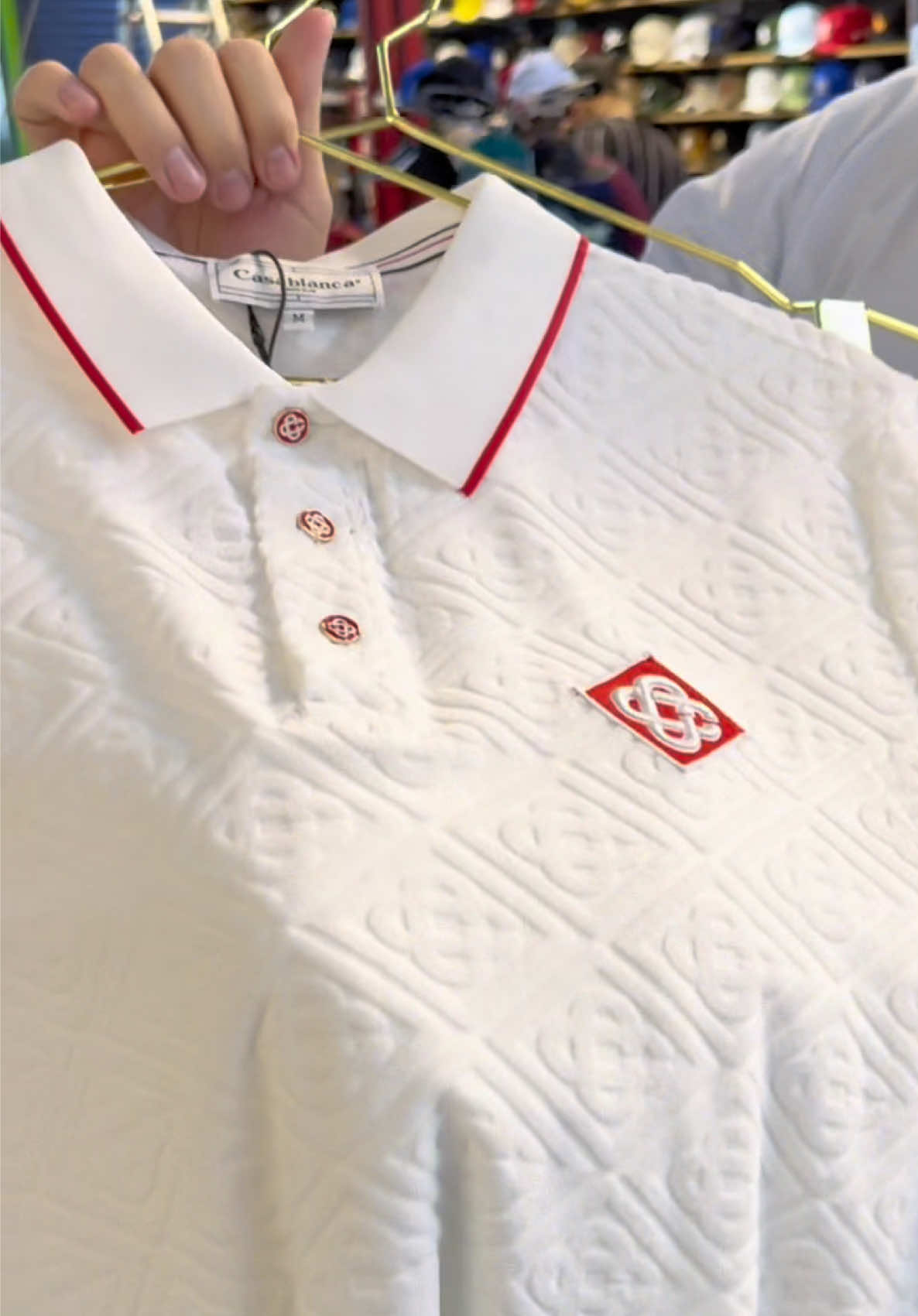 O Brás nunca viu um nível assim. A SP Grifes acaba de lançar uma coleção completa pra quem exige presença, classe e acabamento de alto padrão. 👔 Camisas sociais diferenciadas – corte impecável, costura refinada e caimento perfeito. 🎩 Gravatas, lenços, abotoaduras e prendedores de gravata importados – cada detalhe pensado pra elevar o visual ao máximo. 🤍 Conjuntos Casa Blanca – elegância pura, tecidos suaves e estilo internacional. 🖤 Camisetas importadas variadas – conforto extremo, qualidade premium e as grifes mais desejadas do momento. 💎 Tudo no padrão AAA de atacado, direto da vitrine pro seu estoque. 📍 SP GRIFES – A loja dos playboys no Brás. Shopping Feira da Madrugada, Piso 1 (Suba a escada), Corredor D, Loja 1202 – Setor Vermelho. Rua Monsenhor Andrade, 987 – Brás, São Paulo – SP 🕐 Segunda a sábado, das 06h às 16h. 🌐 Site: spgrifes.com.br 📞 Contatos oficiais: 	•	Escritório: 93 99162-6630 	•	Pós-venda: 93 9116-1300 	•	Jéssica: 11 91173-1300 	•	Everton: 11 94323-1300 	•	Atendimento: 11 9 7621-1885 📲 Siga o perfil reserva @spgrifesbras3 — porque o atual @spgrifesbras2 vai cair! ⸻ #SPGrifes #LançamentoSPGrifes #ModaMasculinaPremium #CasaBlanca #CamisaSocial               