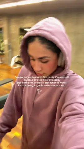 Soy  humana. Sigo cometiendo errores. Todavía tengo momentos en los que lucho.  Pero aquí está la diferencia: cada día, Su gracia me encuentra justo donde estoy. Me levanta, me recuerda a quién pertenezco y me da fuerzas para seguir adelante.💕 #christiantiktok #catholictiktok #lovejesus #god #godlovesyou  No comparto sobre Dios porque sea perfecta. Comparto porque he visto lo que Su amor puede hacer, incluso en medio de mis imperfecciones. 