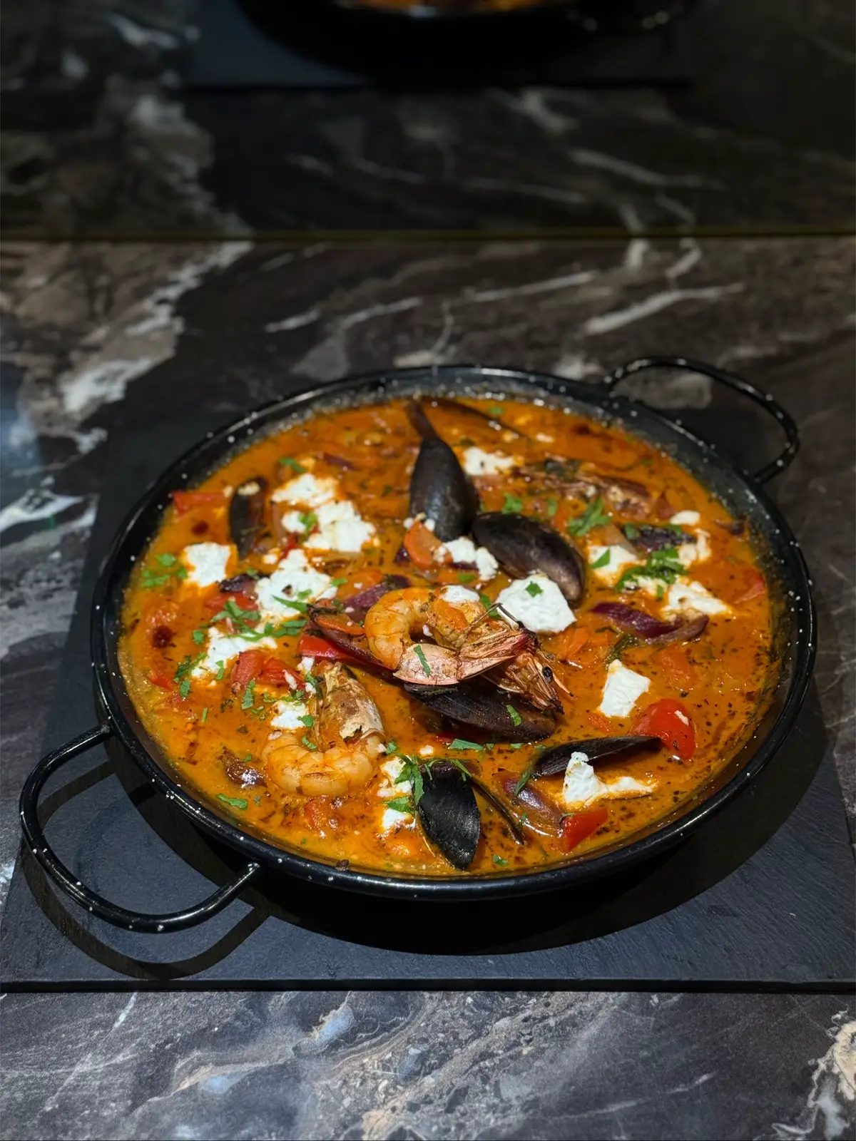 🍤 Fructe de mare Saganaki 900g – preparat mediteranean cu creveți, baby calamar, scoici și sepie, gătite în sos de roșii și brânză albă. 🧀 Gust intens, textură cremoasă, aromă autentică. Ideal pentru iubitorii de fructe de mare. 🇬🇷 Perfect pentru două persoane. #fyp 