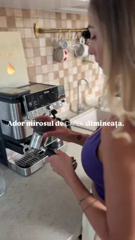 Ador mirosul de cafea dimineața. E momentul meu de liniște, ritualul care îmi dă startul zilei. Cu espresorul meu Ninja, cafeaua iese mereu exact cum îmi place — aromată, cremoasă, perfect echilibrată. Dar ce facem cu zațul care rămâne? Ei bine, azi, în timp ce-mi beau cafeaua, vreau să vă arăt cum îl transform într-o rețetă delicioasă de fursecuri. Pentru ele ai nevoie de 180 grame de făină, o lingură de bicarbonat de sodiu, un praf de sare, 60 grame de zahăr de cocos, 40 grame de zaț de cafea, 80 grame de ulei de măsline extravirgin, 45 ml de lapte vegetal și 80 grame de ciocolată neagră. Amestecăm totul, punem compoziția la frigider cam 30 de minute, formăm biluțe, le aplatizăm și le coacem 12-15 minute la 170 de grade. Și gata — ai niște fursecuri cu aromă subtilă de cafea, perfecte lângă ceașca ta de dimineață. Nimic nu se irosește, totul se savurează.@Ninja Kitchen Romania 