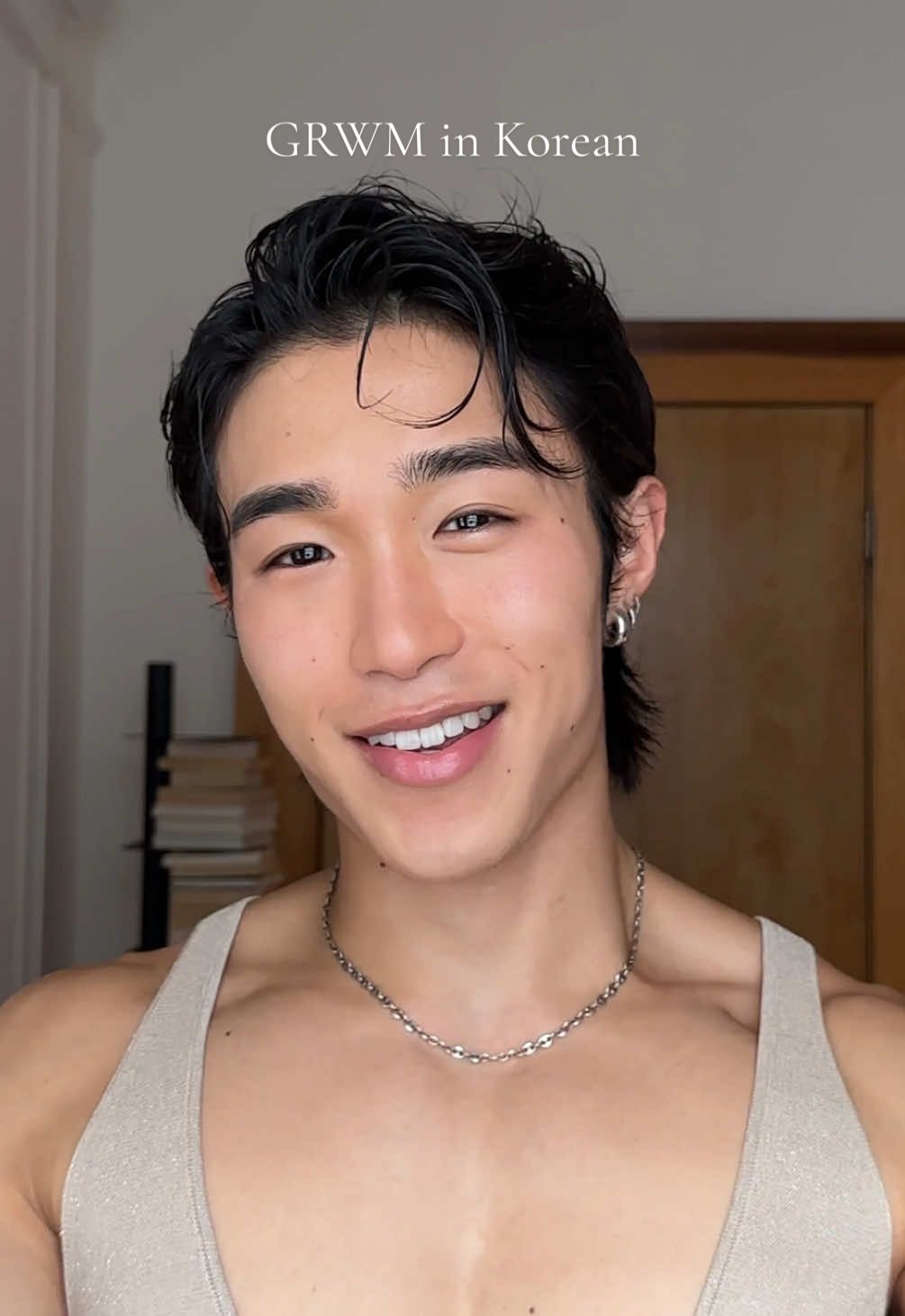 Please be nice to me I’m doing my best 🖤 this is my go-to daily natural men’s makeup routine but in Korean. Also if you’re better at Korean than me please lmk if I’m saying anything incorrectly. (Ft. @Saie @chanel.beauty @Hourglass Cosmetics @laneige_us @LANEIGE Korea) #fyp #mensmakeup #boymakeup #koreanamerican #naturalmakeup 