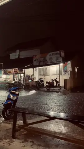brisiknya hujan lebih tenang daripada brisiknya manusia #rain #tasikmalaya 
