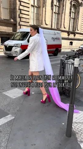 Une robe courte, des paillettes, un smoking noir, et tout Lyon comme décor 💥 Notre first look place des terreaux et notre cortège à pieds ! Le mariage civil, mais version FUN !  #mariage #robedemariee #mairie 