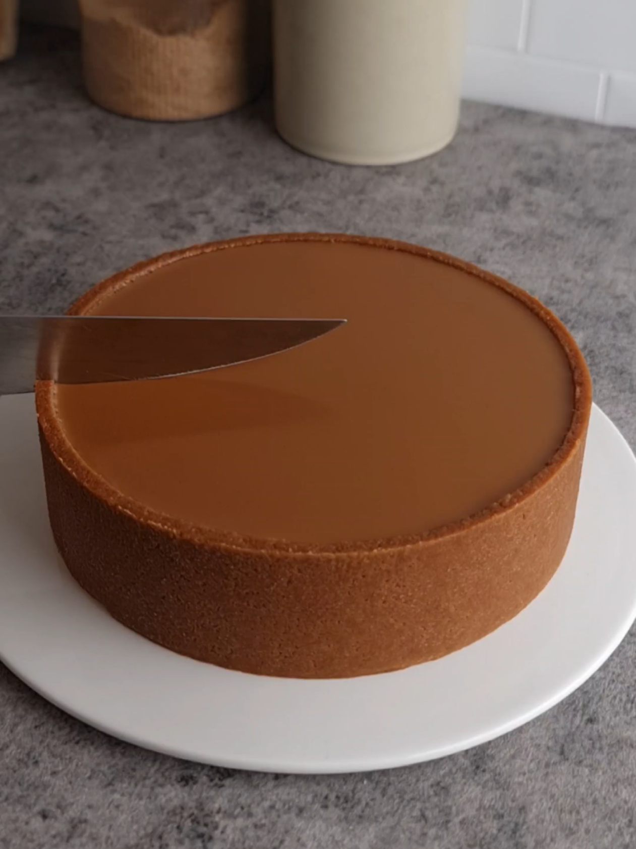 Cheesecake caramel  La Base : 200 g de biscuits spéculoos 80 g de beurre fondu 60 g de caramel  La Crème : 300 g de fromage type philadelphia, St moret... 180 ml de crème liquide entière (30 % MG, bien froide) 50 g de chocolat blanc  30g de sucre glace  1 c. à café de vanille  Mixez les spéculoos pour obtenir une poudre. Mélangez-les avec le beurre fondu. Étalez le mélange au fond d’un moule à charnière (20 cm).  Tassez bien, puis étalez une fine couche de caramel par-dessus. Faites fondre le chocolat blanc au bain-marie ou au micro-ondes (doucement pour ne pas le brûler).  Dans un bol, fouettez le fromage frais, le sucre glace et la vanille jusqu’à obtenir une texture lisse. Incorporez le chocolat blanc fondu dans le mélange. Montez la crème liquide froide en chantilly ferme, puis incorporez-la délicatement à la spatule. Versez la crème sur la base spéculoos et caramel. Réservez au réfrigérateur au moins 6 h. 🇬🇧 Caramel Cheesecake The Base: 200g speculoos biscuits 80g melted butter 60g caramel The Cream: 300g cheese (Philadelphia, St. Moret, etc.) 180ml single cream (30% fat, very cold) 50g white chocolate 30g icing sugar 1 tsp vanilla Blend the speculoos biscuits to a powder. Mix them with the melted butter. Spread the mixture in the bottom of a 20cm springform pan. Pack down firmly, then spread a thin layer of caramel on top. Melt the white chocolate in a bain-marie or in the microwave (gently to avoid burning it). In a bowl, whisk the cream cheese, icing sugar, and vanilla until smooth. Fold the melted white chocolate into the mixture. Whip the cold single cream until stiff peaks form, then gently fold it in with a spatula. Pour the cream over the speculoos and caramel base. Refrigerate for at least 6 hours.