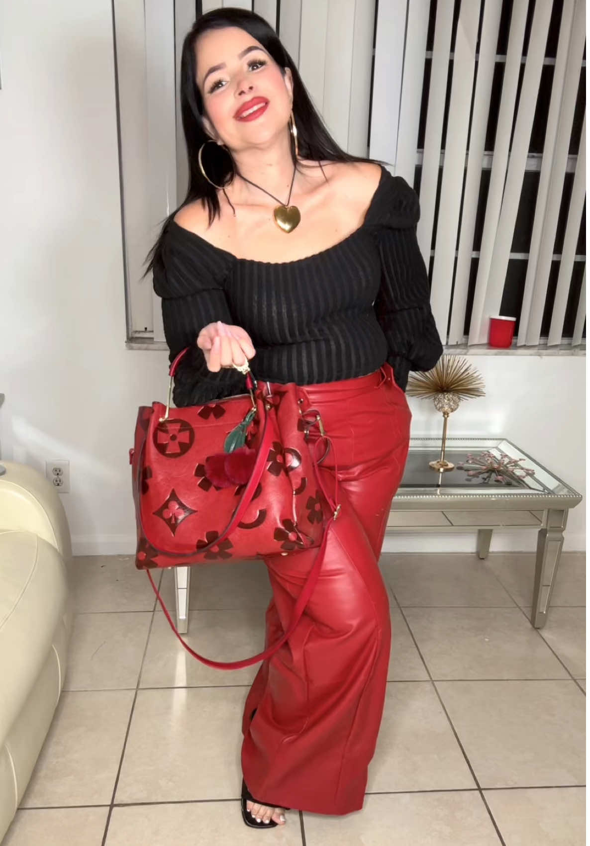 Pantalón de cuero ancho para el otoño e invierno #pantalondecuero #leatherpants #outfitotoño #outfitfashion #plussize 