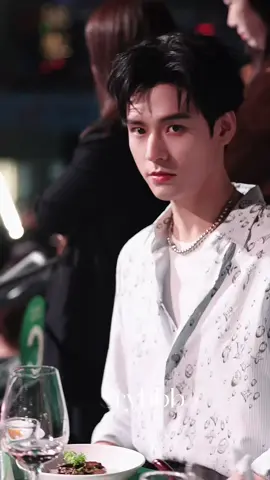 Vogue dinner นั่งคนเดียวเหงาเลย #GongJun #กงจวิ้น #龚俊Simon #龚俊 