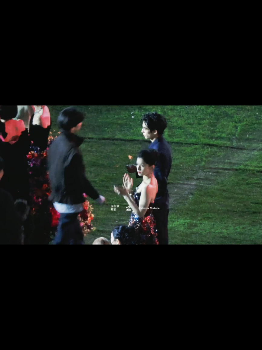 i人 2 คนที่หลบอยู่มุมริม ๆ ในงาน  คุยกันงุบงิบๆ 😂 #SongWeilong ​ #ซ่งเวยหลง #จางจิ้งอี๋ ​ #Zhangjingyi #vogueforceoffashion 10.23 Vogue​ Forces​ of​ Fashion​ 2025​ 