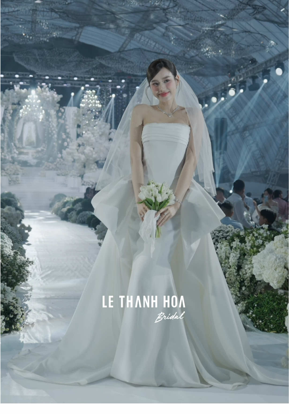 Trong khoảnh khắc đầy ý nghĩa của hoa hậu @Đỗ Thị Hà và Viết Vương chính thức bước vào hành trình mới của cuộc đời. NTK Lê Thanh Hòa vinh dự được thiết kế chiếc váy cưới dành riêng cho Hà, góp phần tạo nên khoảnh khắc lộng lẫy và rạng rỡ nhất cho cô dâu trong ngày trọng đại. Photo Linh Lê Chí Stylist Trần Nhật Duy Makeup Lê Minh #ntklethanhhoa #lethanhhoa #hoahaudothiha #damcuoidoha #weddingdress