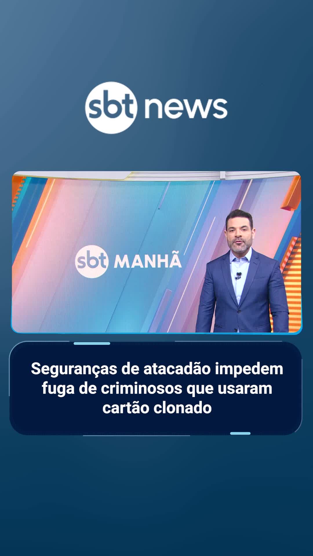 Dois suspeitos foram presos em Itapecerica da Serra, na Grande São Paulo, após tentarem comprar R$ 13 mil em cigarros com um cartão de crédito clonado. Eles já haviam realizado uma compra anterior de R$ 10 mil no mesmo mercado. A ação foi interrompida por funcionários e seguranças, que impediram a fuga dos criminosos até a chegada da polícia. As imagens mostram o momento em que o carro dos suspeitos é bloqueado no estacionamento. | #sbtnews #notícias #sbtmanha #seguranças #atacadão #fuga #criminosos #cartãoclonado #sp