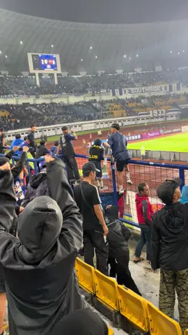 after match bobotohxselangor fans,dingin nya hujan di hangatkan oleh kemenangan  #persibbandung #persib #persibday #selangor #bandung 