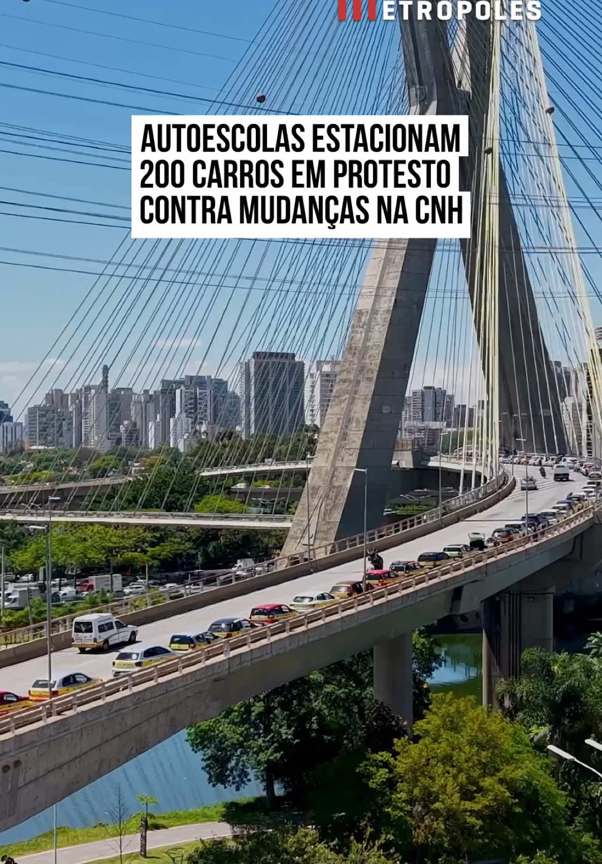 Empresas de #autoescola de #SãoPaulo fazem um protesto, na manhã desta quinta-feira (23/10), na região do Morumbi, zona sul da cidade, contra as mudanças anunciadas pelo governo federal no processo para obtenção da Carteira Nacional de Habilitação (#CNH). A ação foi comandada pela Federação Nacional das Autoescolas e Centros de Formação de Condutores (Feneauto) ainda na noite dessa quarta (22/10). Segundo a Companhia de Engenharia de Tráfego (CET), os 200 carros estão estacionados na Ponte Estaiada desde 23h. Eles seguirão em carreata até a Assembleia Legislativa de São Paulo (Alesp). A Feneauto se posiciona contra a consulta pública da proposta do Ministério dos Transportes de acabar com a obrigatoriedade das autoescolas na formação dos motoristas. A federação afirma que, por conta da possível medida, as escolas já estão sofrendo com o congelamento de matrículas por todo o país. A consulta pública sobre as mudanças na CNH ficará aberta até o dia 2 de novembro. Segundo a proposta, as aulas de autoescola para obtenção da carteira podem se tornar opcionais. A proposta, do Ministério dos Transportes, está em fase de consulta pública. A pasta divulgou em nota como será feito o processo para obtenção da CNH caso as mudanças sejam implementadas. #TikTokNotícias 🎥 lobo.dronemidia (ig) | @myhoodbr 