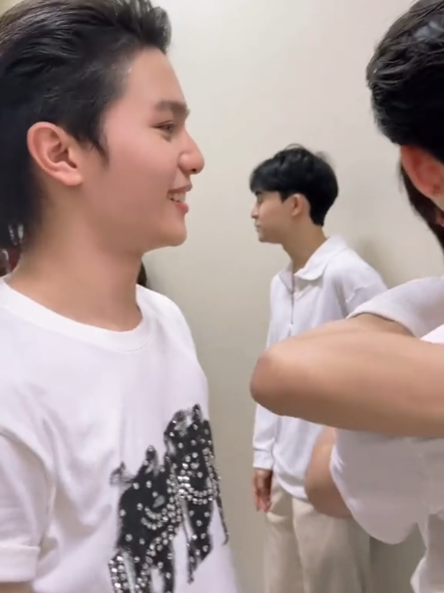 อาการมันเป็นยังงัย วล เมื่อเห็นคนสวยกอดกัน  #williamjkp #est_rvp #hongshihoshi #WilliamEst #วิลเลี่ยมเอส 
