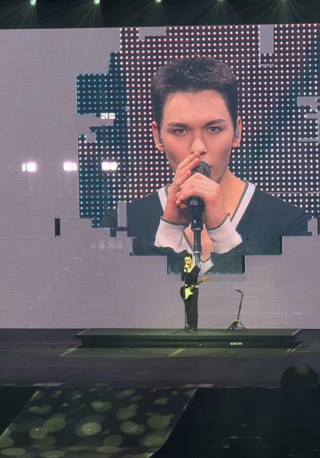 Couldn’t look at him in the eyes 🫣#vernon #officialsignguy #austin #seventeen #carat