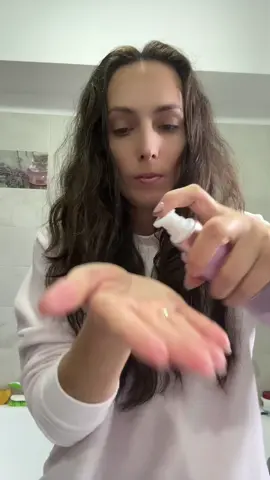 Balsamul Leave Intensive Repair ce oferă părului uscat un aspect strălucitor, neted și sănătos, fără să îl încarce.  #balsam #intensiverepair #balsamdepar #paruscatsidespicat #hidrateaza 