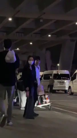 ขออนุญาตเจ้าของคลิปคุณ Aom ในด้อมนะคะ เสียงเรียกพี่พีทเอย เสียงหัวเราะเอย ใดๆน่ารักมากก แฟนคลับแก้มพีท เยอะมาก กลับมาจากลาวแล้ว ขอให้ปังๆๆปุริเย่เลยนะคะแก้มพีทท #แก้มพีท #ศิลปินคนโปรด #คู่รักนักขาย #บ้านชัพพอร์ตแก้มพีท #ด้อมแก้มพีททท😍😍 @Peace.kan @Kambum Live Channel @แก้มบุ๋ม (ร่าง2) 