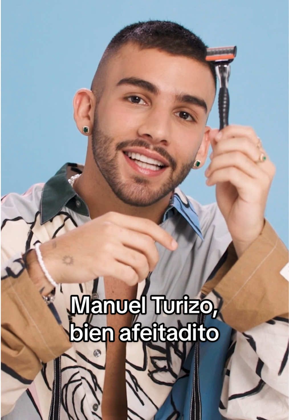 ¿Quién más no puede viajar sin su cuchilla de afeitar? Te entendemos, @Manuel Turizo 🪒 #ManuelTurizo 
