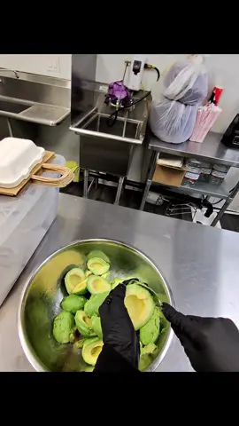 🥑 Watch how we make our fresh guacamole! Just avocado and sea salt—simple and delicious. Catch us today in Inglewood and Cerritos. 🌮🔥 #perrotaco #tacosdecarneasada #tijuanatola #handmadetortillas #besttacosinla 