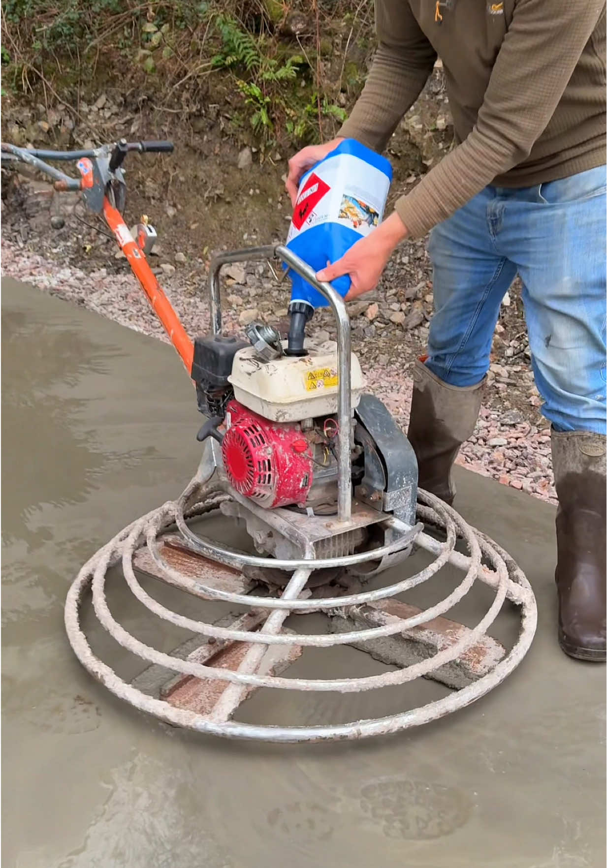 Aspen 4 stroke fuel keeping the power float running day and night 😃 #builders #building #refuel #4stroke #petrol 