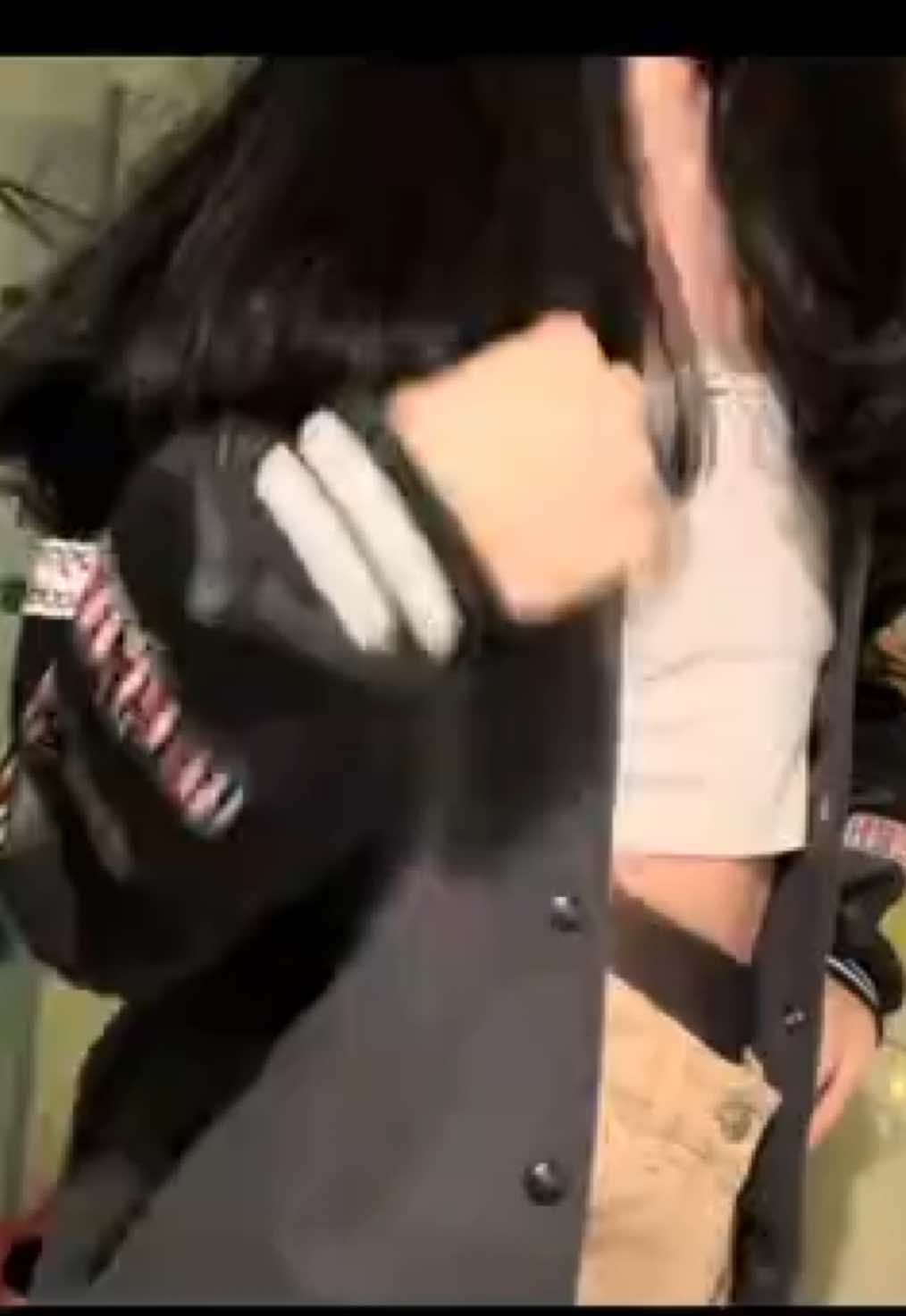 ياااي بناتتت شوفو كيف نسقت جاكيت تخرجي مررررررا عاجبنييييييييييي🙈💗💗🩶🖤💛تسلم يدينك @جاكيتات تخرج Senior jacket|شيك على الجاكت مرا عجبني دقة التطريز والخامه فخمه ووصلني سريع 🥺🥺شكرا مرا🙏#whattowatch #seniorjackets #جاكيت_تخرج #foryou 