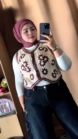 Sumpah lawa weh Lunaya knit vest ni 😍 simple tapi nampak classy gila, match dengan kemeja putih pun terus nampak effortless chic weh #knitvest #outfitideas #knitvestoutfit 