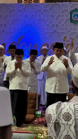 Presiden Indonesia Prabowo Subianto memperingari hari santri 2025, bukan hanya itu di momen bersejarah ini prabowo setujui pembentukan ditjen pesantren, sungguh kado yang indah bagi pondok pesantren di tengah sorotan framing media sosial terhadap lembaga-lembaga pondok pesantren. 