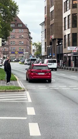 Unsere freundlichen und friedliebenden Polizisten sind wie immer damit beschäftigt, für Recht und Ordnung zu sorgen🇩🇪❤️👮‍♂️ #bayren #germany #nurnberg #🇩🇪 