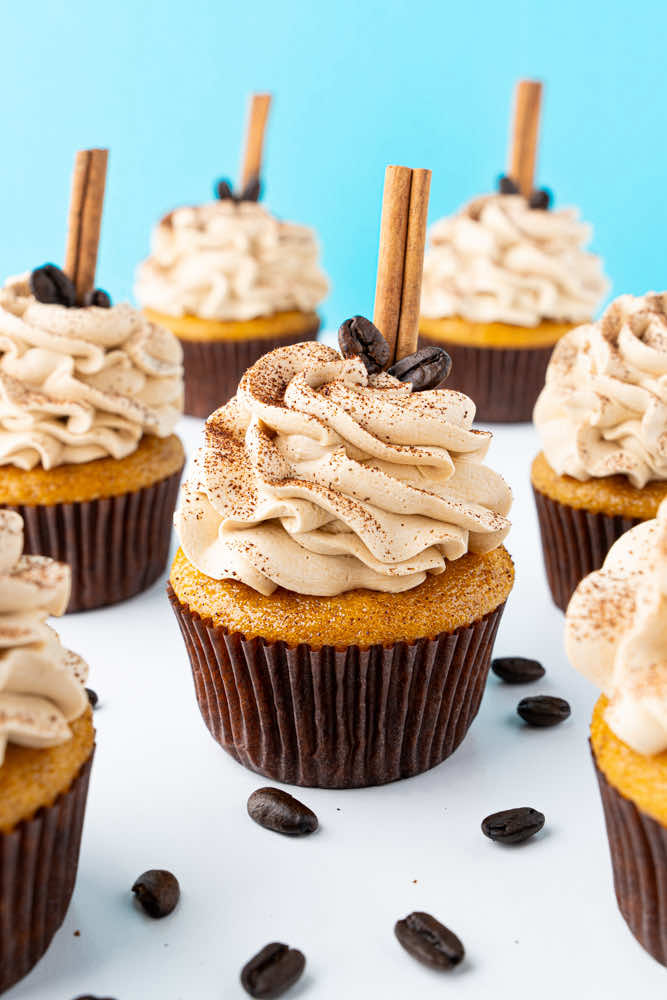 All the PSL vibes—just in cupcake form 🎃☕🧁 Find the recipe for these pumpkin spice latte cupcakes on cakemehometonight.com!