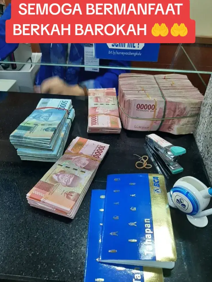 Menerapkan sifat sabar* Hidup yang tenang adalah impian banyak orang, dan meskipun setiap individu mempunyai cara dan pandangan tersendiri tentang ketenangan, ada beberapa prinsip atau kunci yang dapat membantu mencapai hidup yang lebih tenang. Berikut adalah beberapa kunci utama dalam mencapai ketenangan hidup: 1. Mendekatkan Diri Kepada Allah Bagi umat Islam, mendekatkan diri kepada Allah adalah sumber utama ketenangan hati. Dalam Surah Ar-Ra'd, ayat 28, Allah berfirman: 