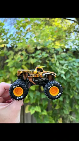 Part swap with some extra details. 🎨💅🏼 I’m thinking about running a handful of trucks on here instead of fb if there’s any interest. 🤔  This guy and the megalodon would be included, but I probably wouldn’t run it until I have at least 10 trucks done. Idk. We’ll see.  #monsterjam #diecastcustom #monstertrucks #swap #paint 