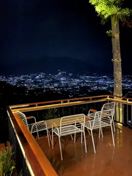 Karena kadang, cara terbaik untuk istirahat adalah diam dan menikmati keindahan malam #bogor #glamping #puncak #citylights #puncakbogor 