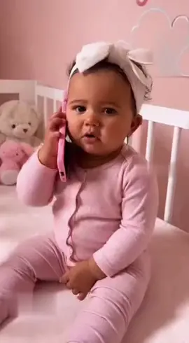 La niña llama a su abuela pa’ que la rescate 😭📞👶  Awe ven a por mí, que mis padres me tienen castigá” 😭💥 La alianza abuela-nieta nunca falla 😂❤️ #viral #fyp #bebehablando #abuela #babyai 