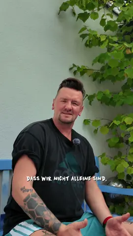 🎤 Neue Folge „Frag den Ben“ – Special Edition! 🎬 Zuckerbande ♥️ Auf die Frage, was ich euch mit dem Album mitgeben möchte, kann ich nur sagen: Am Ende geht’s genau darum, dass wir nicht allein sind. 🙏🏼 Alles, was wir erleben, fühlen, durchstehen – das tun wir gemeinsam. Und genau dafür ist Musik da. Sie hilft, sie verbindet, sie trägt. 🚀 Ich bin echt stolz auf dieses Album und dankbar für alles, was wir dadurch gemeinsam teilen dürfen. ♥️ Video: @m4mediasphere #FragdenBen #Kämpferherz #Zuckerbande