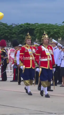 ทรงมีพระเมตตา “ในหลวง” ทรงมีรับสั่งให้  “สมเด็จพระราชินี” เสด็จฯ ไปถามชายคนหนึ่งที่วิ่งเข้าหาพระองค์ ขณะเสด็จฯ  วางพวงมาลาวันปิยมหาราช ว่ามีความทุกข์ร้อนหรือจะถวายฎีกาหรือไม่ โดยทรงห้ามไม่ให้ผู้ใดทำร้ายชายผู้นั้น แต่ให้ดูแลด้วยความเมตตา ภายหลังทราบว่าเป็นคุณลุงจากร้อยเอ็ด อายุ 40ปีมีอาการทางจิตเล็กน้อย เพียงแค่ดีใจ เมื่อเห็นพระองค์ จึงเผลอวิ่งเข้าไป Cr. thai classic 💛💜🙏 #ทรงพระเจริญ #เรารักสถาบันกษัตริย์ #เรารักในหลวง #เรารักพระราชินี #สมเด็จพระราชินีสุทิดา 