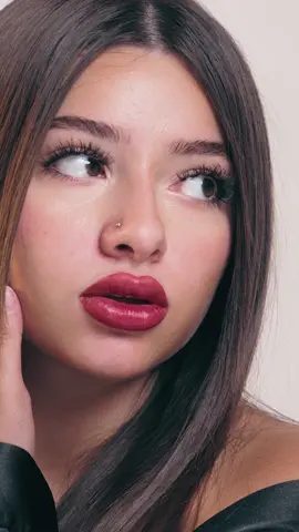 Hay un momento en el que te cansas de maquillarte para sentirte bien. De tener que usar labial todos los días solo para verte “viva” frente al espejo. Cuando los labios pierden color o se ven más oscuros, no solo cambia su tono… también cambia la forma en que te ves a ti misma. Ese brillo natural desaparece y, sin darte cuenta, te acostumbras a esconderlo bajo maquillaje. 💄 El Lip Blush no es solo pigmento es una forma de devolverle a tus labios su tono natural, su suavidad y esa frescura que hace que todo tu rostro se vea más luminoso.  Eso fue lo que ella logró: dejar de depender del labial, y volver a sentirse segura al natural. 🌸 Si tú también estás cansada de depender de un labial,envíame un mensaje y te enseño cómo diseñaría tu color ideal 💋 #lipblush #lipblushtattoo #lipblushpmu #permanentmakeupartist #lipmicropigmentation    