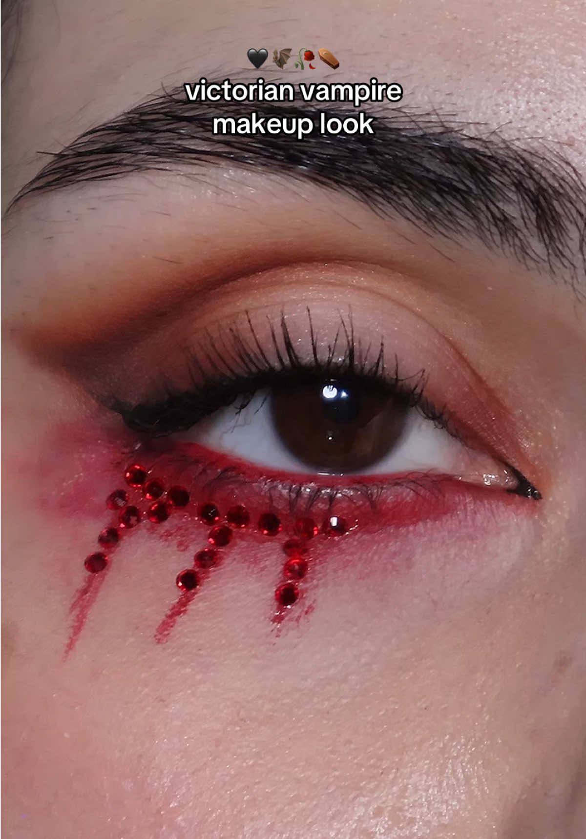 This is me fantasising with playing a chic Victorian vampire on Interview With The Vampire 😌🩸 PRODUCTS USED (Those marked with a * were gifted) @urban decay eyeshadow primer potion, (original)  @Anastasia Beverly Hills modern renaissance eyeshadow palette @odenseyecosmetics silvery bliss eyeshadow palette* @NYX ES epic wear liquid liner, (red) @SHEGLAM liner lash glue @Makeup Revolution artist collection embellishment kit  @Oulac Cosmetics glow glamour lip liner, (ruby) @Judydoll_official slim liquid eyeliner, (black) @essence.cosmetics call me queen waterproof mascara BASE PRODUCTS  @L’Oréal Paris true match foundation (0.5N porcelain) @Jouer Cosmetics essential high coverage concealer, (crème) @Hourglass Cosmetics veil translucent setting powder @NYX Professional Makeup brow glue #eyemakeup #vampiremakeup #halloweenmakeup #vampireaesthetic #makeuptutorial 