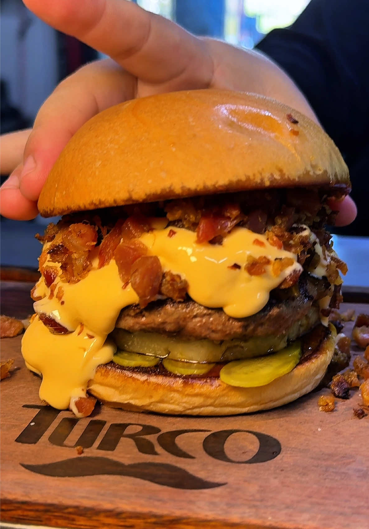 Uma das montagens mais estranhas que já vi na Turco, mas parece ter ficado delicioso.. Hambúrguer coberto com CEBOLA CARAMELIZADA, CREME DE CHEDDAR e bacon, até ai tudo bem, mas ABACAXI chapeado e lambuzado no MEL.. Bem exótico em.. Mas me conta ai, gostaram dessa combinação??? COMO PEDIR: Kaled + abacaxi no mel + cebola caramelizada #hamburguercomcheddar #hamburguercomcebolacarameliza #cebolacaramelizada #cebolacaramelizadacomcheddar #cheddarebacon 