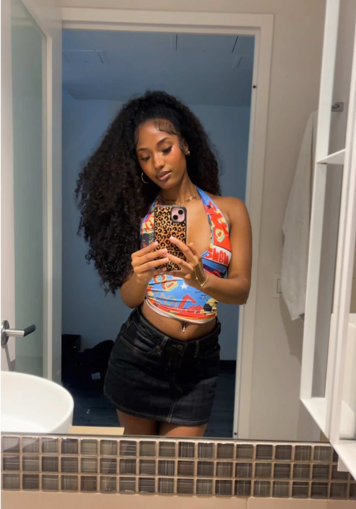 One thing about our wigs is you can ALWAYS count on the FULLNESS😍 I mean this is 26” we’re talking about!! And they’re on sale👀 #naturalhair #curlyhair #halfwig #postrdbypg #kinkyhair 