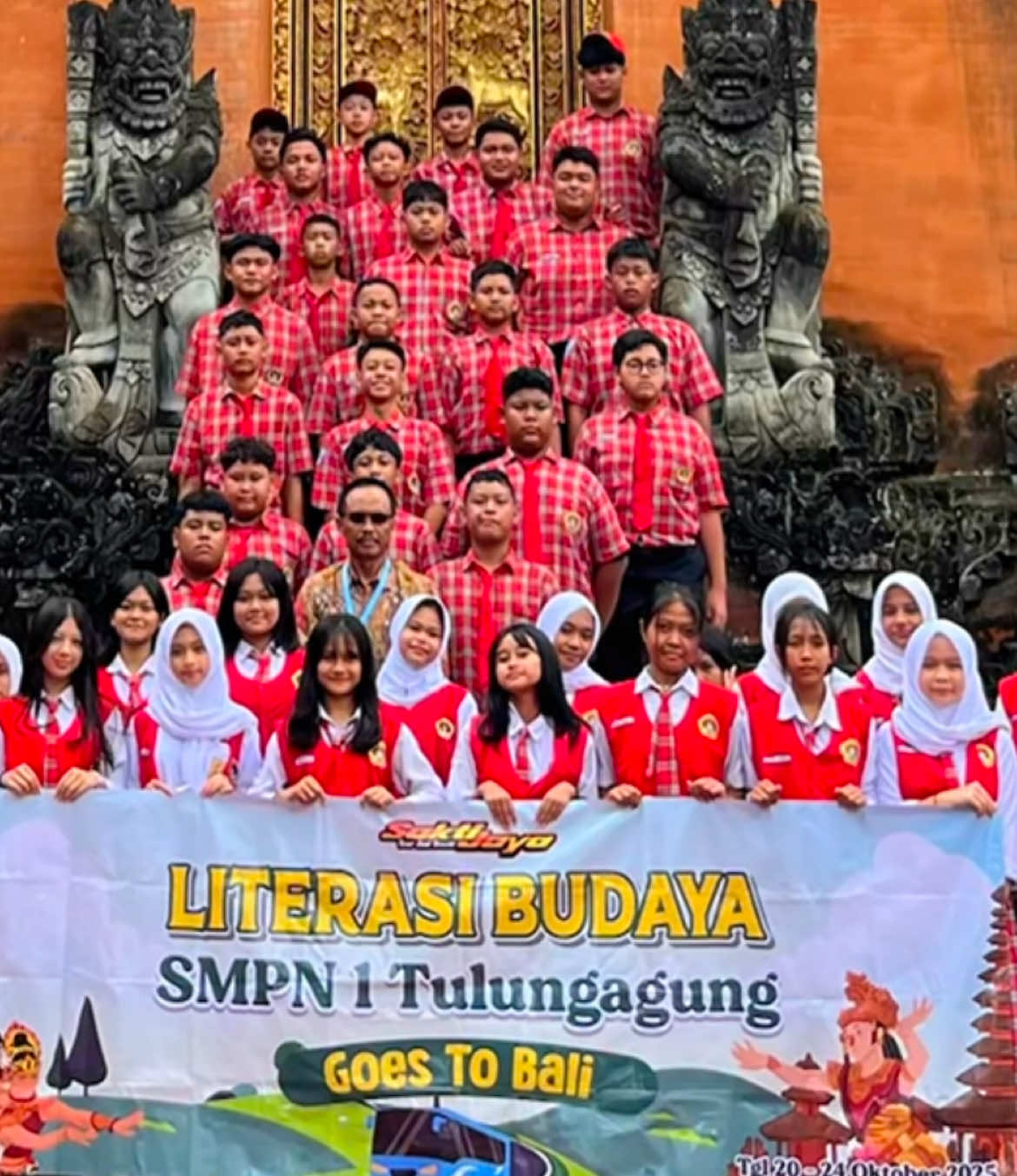 Kunjungan Literasi Budaya SMPN 1 Tulungagung Ke Istana Kepresidenan Tampak Siring 👊 #literasibudayaindonesia #tulungagung24jam #fyppppppppppppppppppppppp #fypage #smpn1tulungagung 