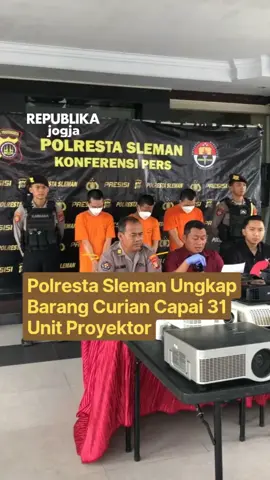 Polresta Sleman berhasil mengungkap kasus pencurian dengan pemberatan yang dilakukan oleh komplotan spesialis pencuri di sekolah-sekolah wilayah Sleman dan sekitarnya. Kasus ini terungkap setelah pihak kepolisian menerima laporan dari SD Negeri Kerajan yang beralamat di Sumberagung, Moyudan, Sleman, pada Senin (29/9/2025). Dari hasil penyelidikan, diketahui bahwa modus operandi para pelaku adalah mencongkel pintu sekolah pada malam hari, kemudian mengambil barang-barang berharga seperti kamera dan proyektor sebelum melarikan diri. Berdasarkan hasil olah tempat kejadian perkara (TKP) dan serangkaian penyelidikan, Satreskrim Polresta Sleman berhasil mengantongi sejumlah petunjuk yang mengarah kepada pelaku. Pada hari yang sama, yakni 29 September 2025, polisi berhasil mengamankan tiga orang pelaku di daerah Salam, Magelang, dan satu pelaku lainnya di Kebumen, Jawa Tengah. Keempatnya kini telah ditahan di Rutan Polresta Sleman untuk proses hukum lebih lanjut.  Mereka adalah JP, 33 tahun laki-laki, Islam, buruh harian lepas, alamat Bogor Jawa Barat, ZA, 34 tahun laki-laki, Islam, karyawan swasta, alamat Bogor Jawa Barat, dan KSW, 30 tahun, karyawan swasta asal Bandung dan satu pelaku lainnya yang masih dalam pemeriksaan. Dari hasil pendalaman lebih lanjut, terungkap bahwa komplotan ini telah beraksi di sedikitnya 15 sekolah di wilayah Sleman dengan sasaran utama ruang guru dan ruang kelas yang menyimpan barang elektronik. Barang yang paling sering dicuri adalah proyektor dan kamera. Dari hasil pengembangan kasus, polisi berhasil mengamankan total 31 unit proyektor hasil curian dari berbagai sekolah di Sleman. Atas perbuatannya, para pelaku dijerat dengan Pasal 363 Kitab Undang-Undang Hukum Pidana (KUHP) tentang pencurian dengan pemberatan, dengan ancaman hukuman penjara 7 tahun. Polresta Sleman mengimbau kepada pihak sekolah agar meningkatkan sistem keamanan lingkungan, terutama pada malam hari, guna mencegah terulangnya kejadian serupa. Reportase : Zahra Ocha Nayla Editor : Triana Kuswanti #KonferensiPers #PolrestaSleman #Viral #Kriminal #PencuriandiSekolah #UpdateSleman 