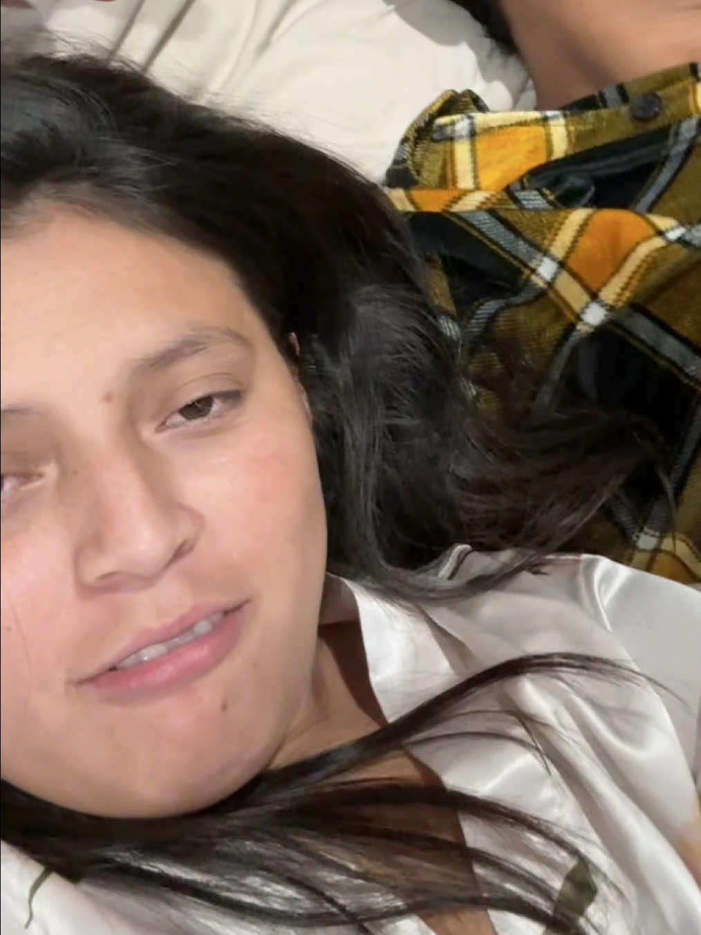 Me gusta dormir con mi novio mientras mi marido come las sobras 🤔😂@Tatis Remache @gustavoborja28 #elchullaguevo🥚 #familygustajazo 