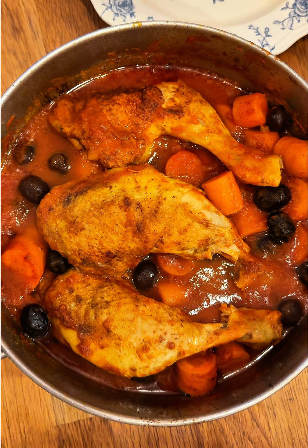 Collaboration commerciale. Ça y est, les journées s’écourtent et on a besoin de plats bien réconfortants pour se réchauffer 🥹 Ce poulet à la tomate et aux Olives de Nyons est parfait : il suffit de tout mettre dans un faitout et de laisser compoter tout doucement pendant une bonne demi-heure. Résultat : une sauce nappante, relevée avec les Olives de Nyons AOP, et des cuisses bien tendres... parfait servies avec quelques pommes de terre vapeur 🤤 Ingrédients (pour 2 pers.) : - 1 belle poignée d’olives de Nyons AOP - De l’huile d’olive de Nyons AOP - 2 cuisses de poulet - 1 oignon - 2 à 3 carottes - 1 pot de coulis de tomate (non assaisonné) - Du paprika - Du cumin - Des pommes de terre vapeur Parfait pour bien se réchauffer ❤️