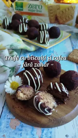 Trufe cu biscuiți și cafea  (fără zahăr) Aceste trufe sunt un răsfăț fără zahăr, ușor de pregătit. Am folosit Biscuiții cu fibre, fără zahăr adăugat de la @Gullón România. Pot fi consumați la micul dejun, ca gustare sau în rețete. Eu am ales să-i transform într-un desert delicios de toamnă, cu fibre, gust și zero vinovăție. Gustoși și fragezi, acești biscuiți sunt exact ce aveam eu nevoie pentru trufele mele cu aromă de cafea și o notă delicată de Irish Cream. Timp de pregătire: 40 min Porții: 12 Ingrediente: 170 g biscuiți Gullón cu fibre fără zahăr, 100 ml frișcă vegetală neîndulcită, 100 g brânză mascarpone, 2 plicuri ceai Irish Cream, 1 lingură cafea, 2 linguri apă fierbinte, 50 g ciocolată neagră fără zahăr, 30 g ciocolată albă fără zahăr Mod de preparare: Pui biscuiții în vasul de la chopper și îi mărunțești până obții o textură fină, nisipoasă. Bați frișca lichidă cu mixerul, într-un bol încăpător. O poți folosi simplă, eu am infuzat-o înainte cu două plicuri de ceai Irish Cream. Când capătă consistență, adaugi mascarponele și cafeaua solubilă dizolvată în apă fierbinte. Omogenizezi cu mixerul.  Adaugi crema puțin câte puțin peste biscuiți, amestecând. Aluatul obținut să nu fie prea moale, dar nici prea tare. Trebuie să-l poți frământa și modela în mână. Modelezi mingiuțe mai măricele. Lucrezi repede pentru că se încălzește repede în mână crema. Treci mingiuțele prin ciocolată neagră topită, le glazurezi cu ciocolată albă. Alt mingiuțe le poți tăvăli prin cacao. Le dai la frigider, să se întărească.  Poftă Bună! Rețeta video în curând pe blogul meu https://ancutsa-cuisine.blogspot.com/2025/10/trufe-cu-biscuiti-si-cafea-fara-zahar.html Mulțumesc Gullon Romania si Firenze Com        #gullonzerozahar #maiSanatos #snacksmart #gullon #farazahar     ancutsacuisine 